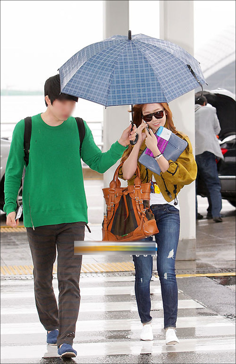 <em>少女时代</em>Jessica雨中手机不离手 <em>经纪人</em>撑伞护