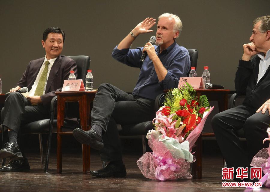 4月23日，卡梅隆（中）在北京电影学院与听众交流。