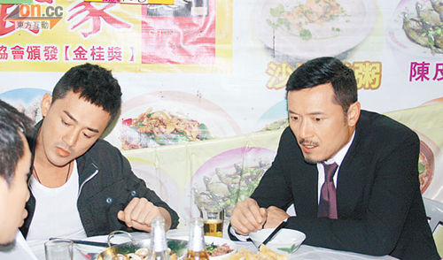苗侨伟与林峰对稿时非常认真,互相给予意见.