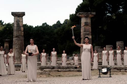 图伦敦奥运会圣火在希腊采集女祭司手持火炬