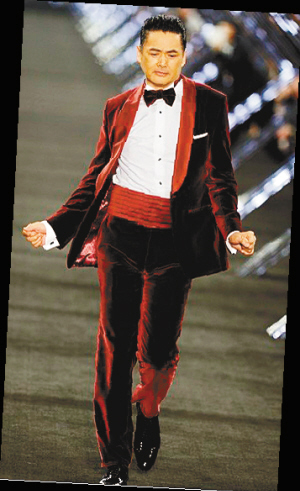 周润发化身赌神 香港走秀庆生