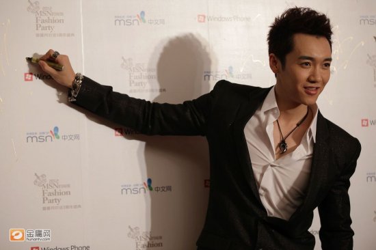 李易峰王野闪耀时尚夜 豹纹苏醒被调侃兽哥