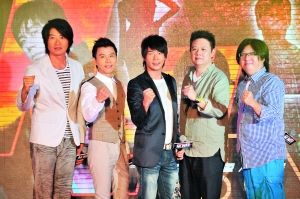 左起：游鸿明、伍思凯、黄品源、莫凡、袁惟仁联合表演男人秀