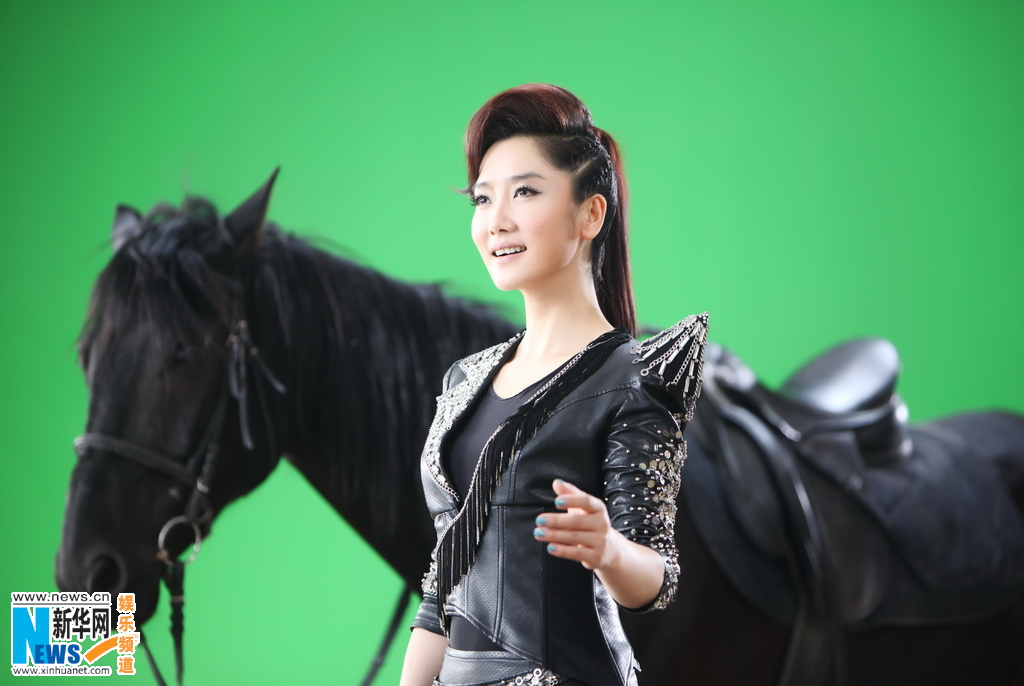 飞鹰奔马助阵《策马奔腾》 凤凰传奇勇闯地宫