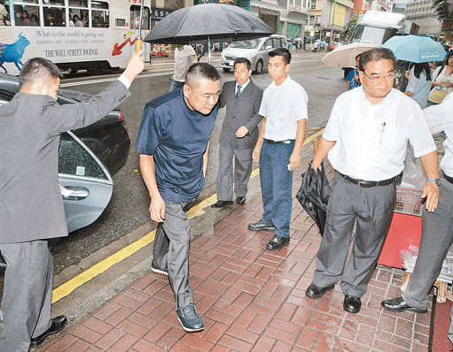 刘銮雄（左二）一抵达福临门外，保镖及职员大为紧张(图片来源：21CN娱乐)
