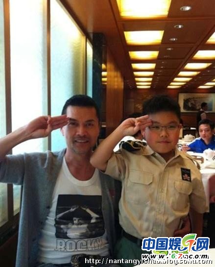 56岁吕良伟娇妻爱子私照 三婚妻子杨小娟背景惊人