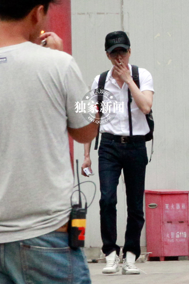 组图：冯绍峰探班女友角落过烟瘾倪妮幸福满溢_音乐频道_凤凰网