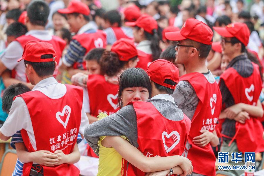 5月31日，志愿者们为农村留守儿童送上拥抱。