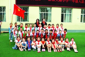 星星火炬指航向红领巾永争先锋解放大路小学三百余名学生