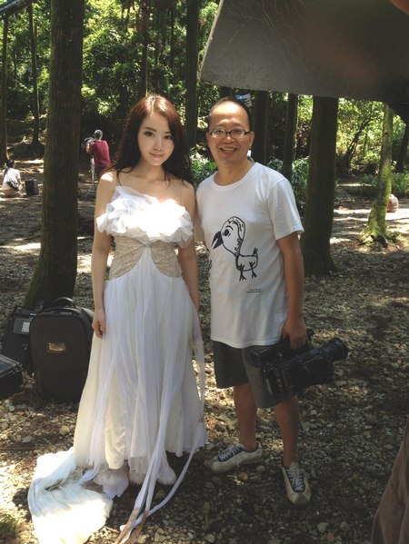 岳薇和导演黄中平在《我苏醒在绿光森林》MV拍摄现场