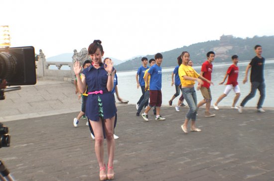 张檬献声《北京祝福你》 与百位明星祝福奥运