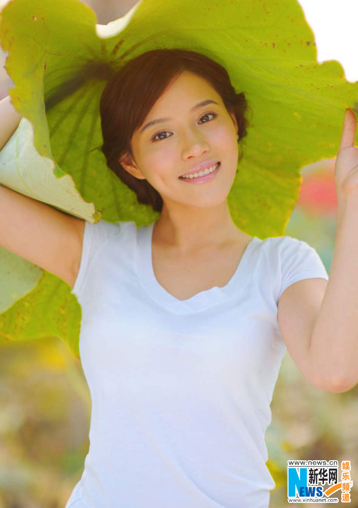 蔡蝶夏日荷塘清凉写真 清纯俏皮尽显可爱魅力(图)