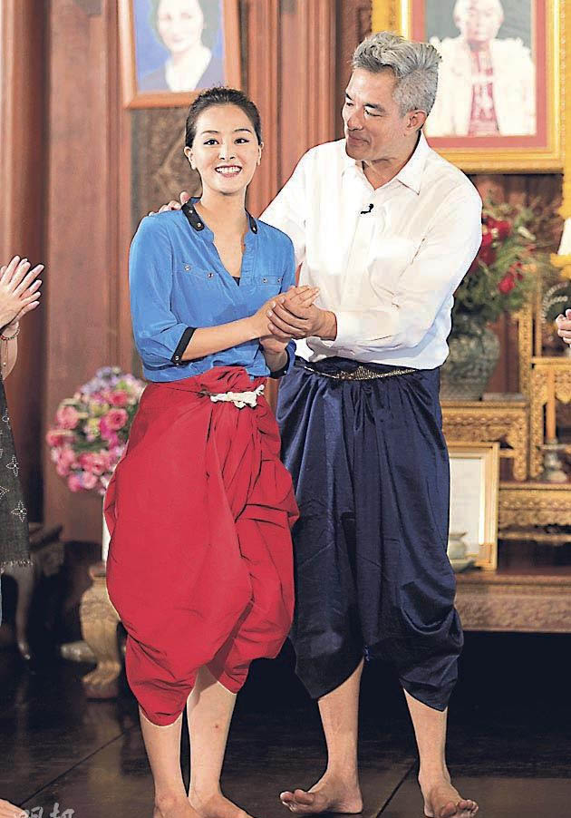 张名雅学习泰国传统礼仪时表现突出，获入住总统套房奖励。
