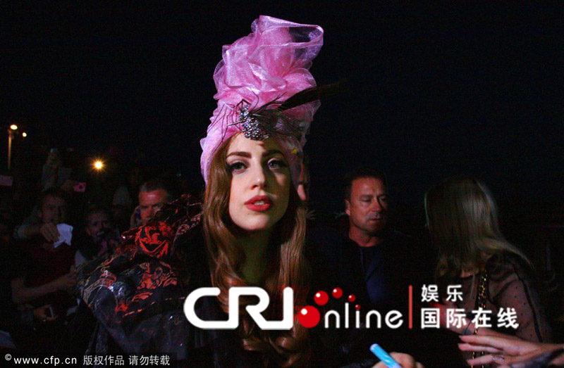 　Lady Gaga现身瑞典戴粉纱妆容似蜡像 遭大批粉丝围堵表情僵硬