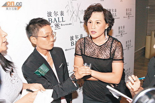 手戴婚戒甜蜜蜜