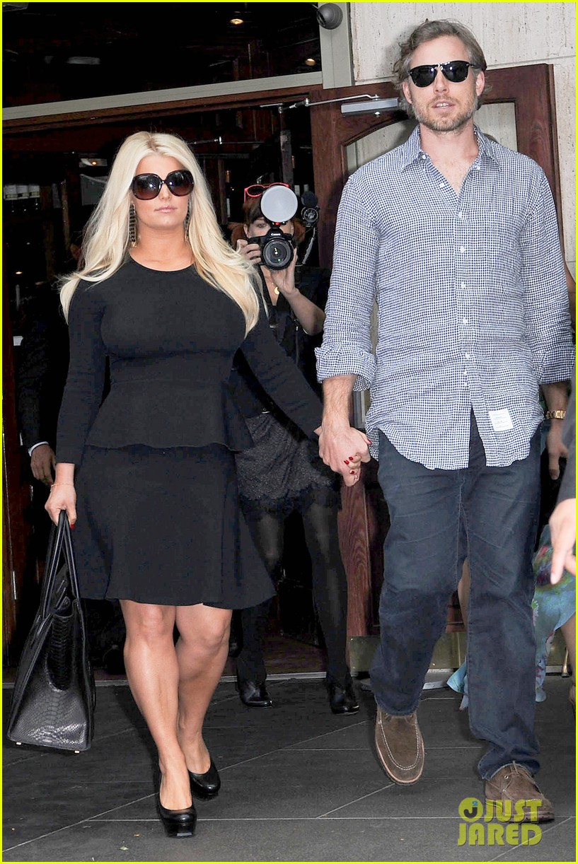 杰西卡?辛普森产后暴瘦40磅上节目神清气爽秀沙漏身材_音乐频道_凤凰网