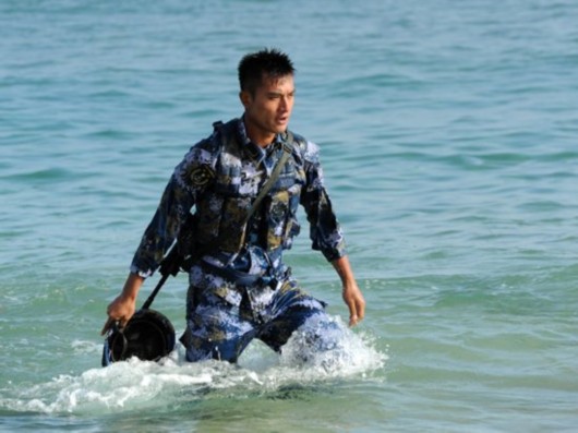 海军青春励志大戏《火蓝刀锋》昨晚在央视电视剧频道一开播就引发网友
