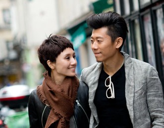 夏雨袁泉夫妻漫步巴黎街头 享受浪漫之都的秋