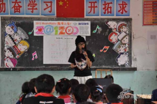 音乐老师何洁正在给孩子们教唱歌曲