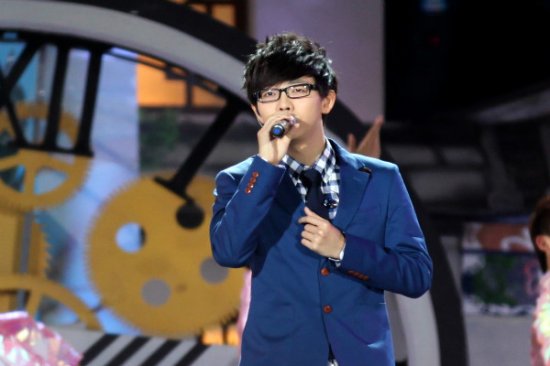 胡夏携《那些年》唱响央视中秋晚会 引全场合