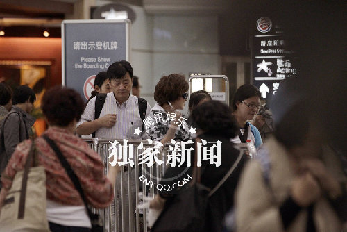 刘晓庆现身机场