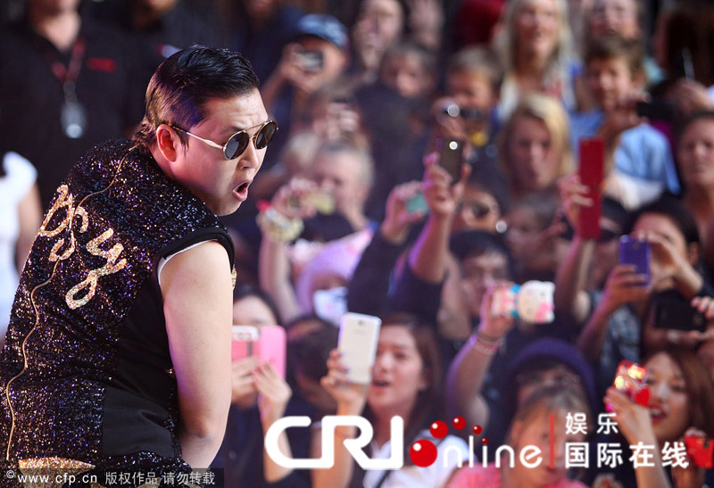 鸟叔Psy悉尼表演出场费高达37万 获小粉丝举画