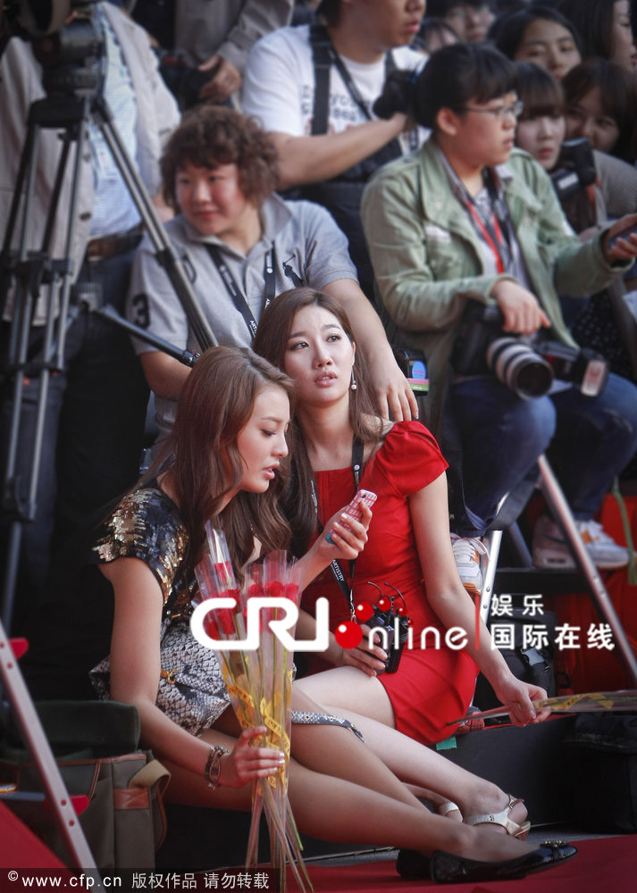 釜山电影节后记 美女记者红毯齐刷刷亮美腿抢