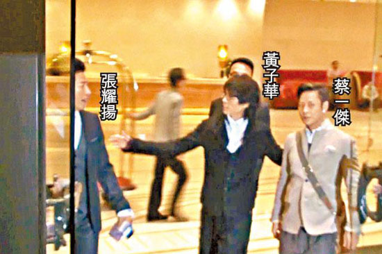 　　张耀扬与蔡一杰离开时发现记者拍照欲弹开，但被黄子华拉住