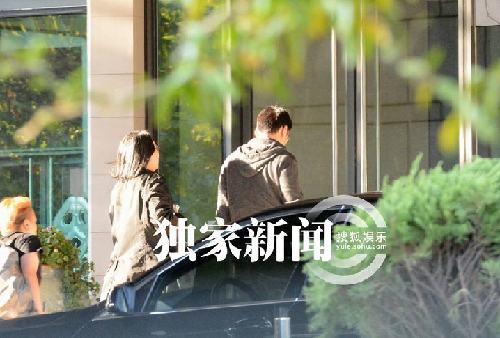 黎明现身机场 面对镜头竖中指似心情低落