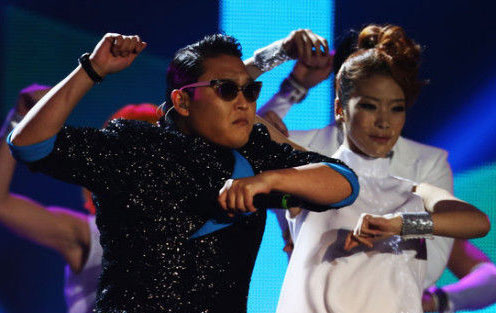 《江南Style》获得最佳音乐录影带大奖，PSY现场跳骑马舞