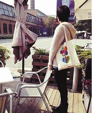 李嫣设计的花花环保袋(来源：微博)
