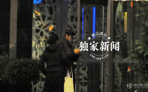 黄晓明深夜携angelababy吃烤串 同回酒店