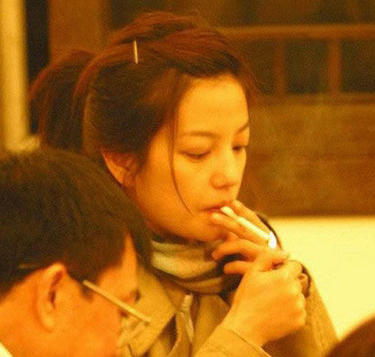 　　马伊琍会友烟不离手 揭吸烟不顾形象的女星刘亦菲赵薇皆中枪