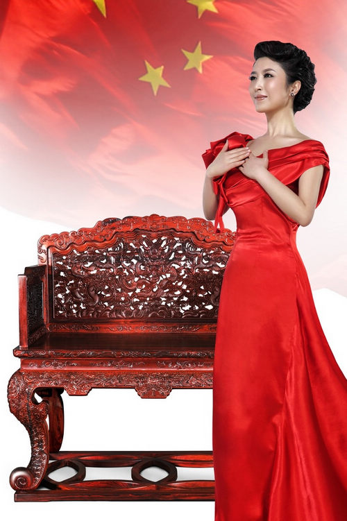 大红等系列写真之后,刘媛媛继续发挥"红旗歌手"的"红色魅力"