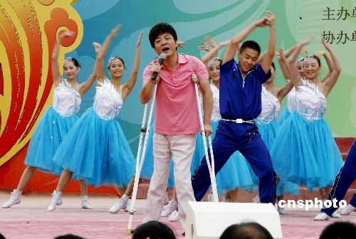 　　资料图：著名残疾人歌唱家李琛。