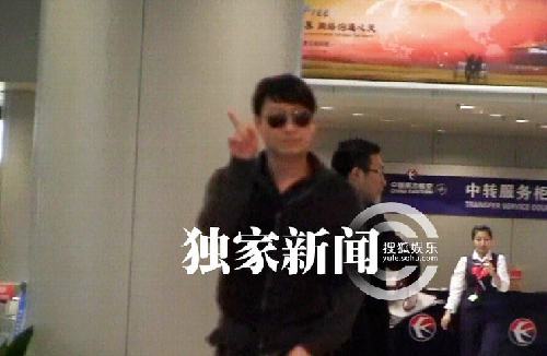 黎明现身机场 面对镜头竖中指似心情低落