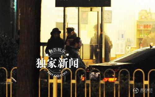 黄晓明深夜携angelababy吃烤串 同回酒店