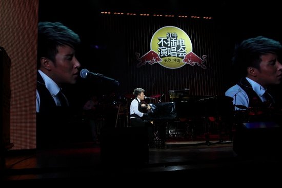 许嵩曹轩宾演唱会能量大比拼 长沙进入不眠夜