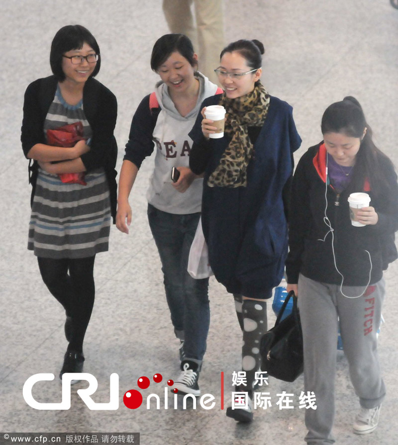 张靓颖戴眼镜知性现身机场 无惧被粉丝见素颜大方聊天