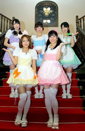 后排左起松井咲子