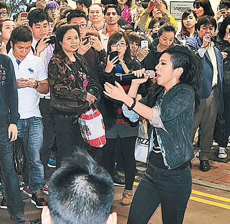 邓紫棋街头高歌谢粉丝 承诺做好演唱会(图)_音乐频道_凤凰网