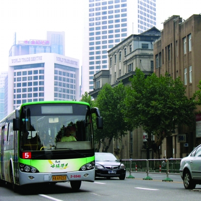 　　2009年7月，一辆5路车停靠新街口东站。按照新的方案，5路线路撤销，番号仍保留。