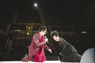 叶德娴告别演唱会落幕 与伦永亮台上互跪(图)