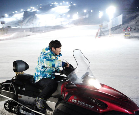 《7级公务员》朱元驾雪橇车驰骋雪原(图)_音乐频道_凤凰网