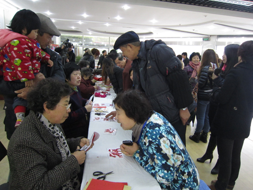 松江区岳阳社区文化活动中心现场剪纸、现场素