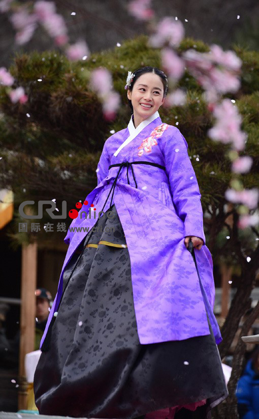 金泰熙《张玉贞》韩服造型曝光  梅花纷飞衬典雅气质