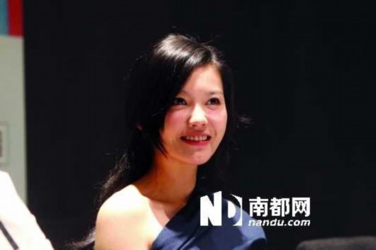 杨子珊“戴”上如花笑颜。马强 摄