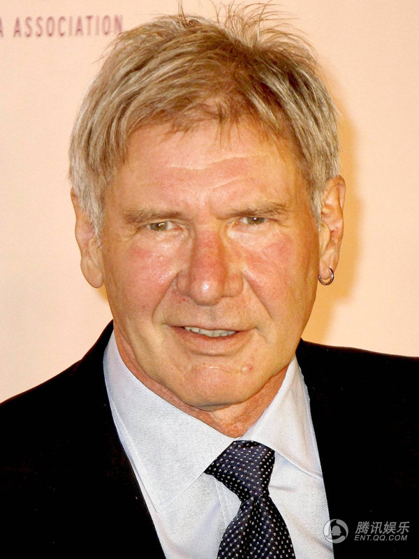 哈里森福特 好莱坞影星哈里森福特(Harrison Ford)塑造了很多经典的超级英雄形象《星球大战》(Star Wars)中的男主角汉索罗(Han Solo),以及《夺宝奇兵》(Raiders of the Lost Ark)中的印第安纳琼斯(Indiana Jones)。而在现实中,嗜好驾驶飞机的他曾在2001年独自开飞机前往一个密林中寻找失踪的孩子,整个搜寻过程花费了整整2个小时,而当时哈里森福特已经60岁,这位花甲老人成功将银幕上的超级英雄做派搬到了现实生活当中。