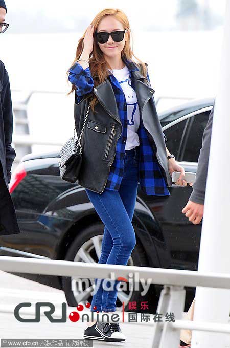 <em>少女</em>时代Jessica<em>潮装</em>现身 冰山公主 赴巴黎拍写