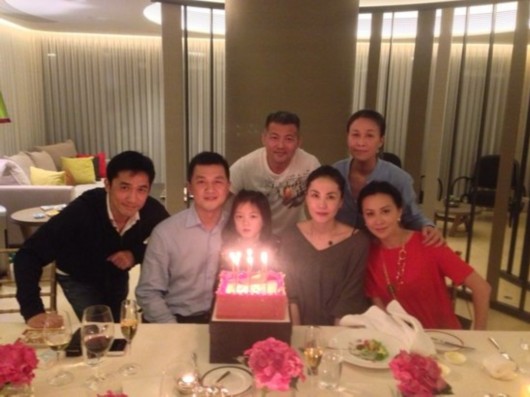刘嘉玲为好友王菲的女儿庆生，梁朝伟等都在现场。